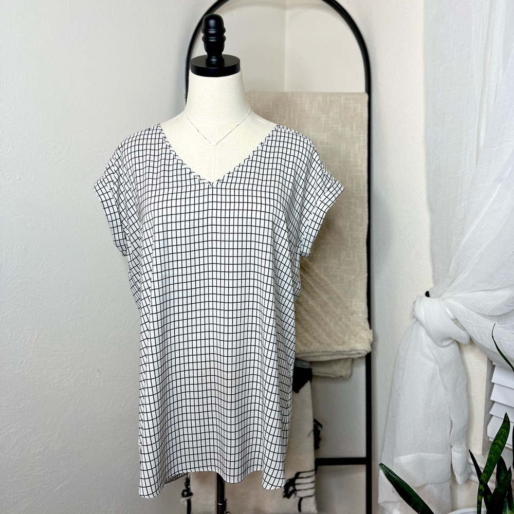 Express Black White Pull Over Top, Sz L